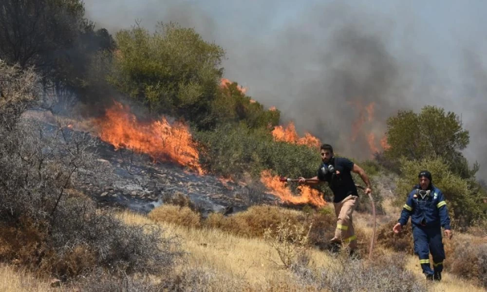 Φωτιά στα Βίλια: Ανεξέλεγκτη η πύρινη λαίλαπα - Εφιαλτική νύχτα για τους κατοίκους - Εντολή εκκένωσης από το 112